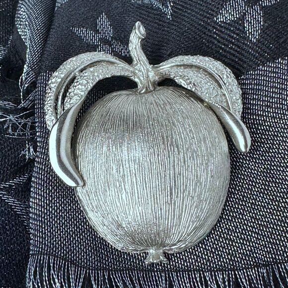 Sarah Coventry Vintage Silver Tone Apple Delight Brooch Pin Fashion Accessory I - Picture 10 of 16